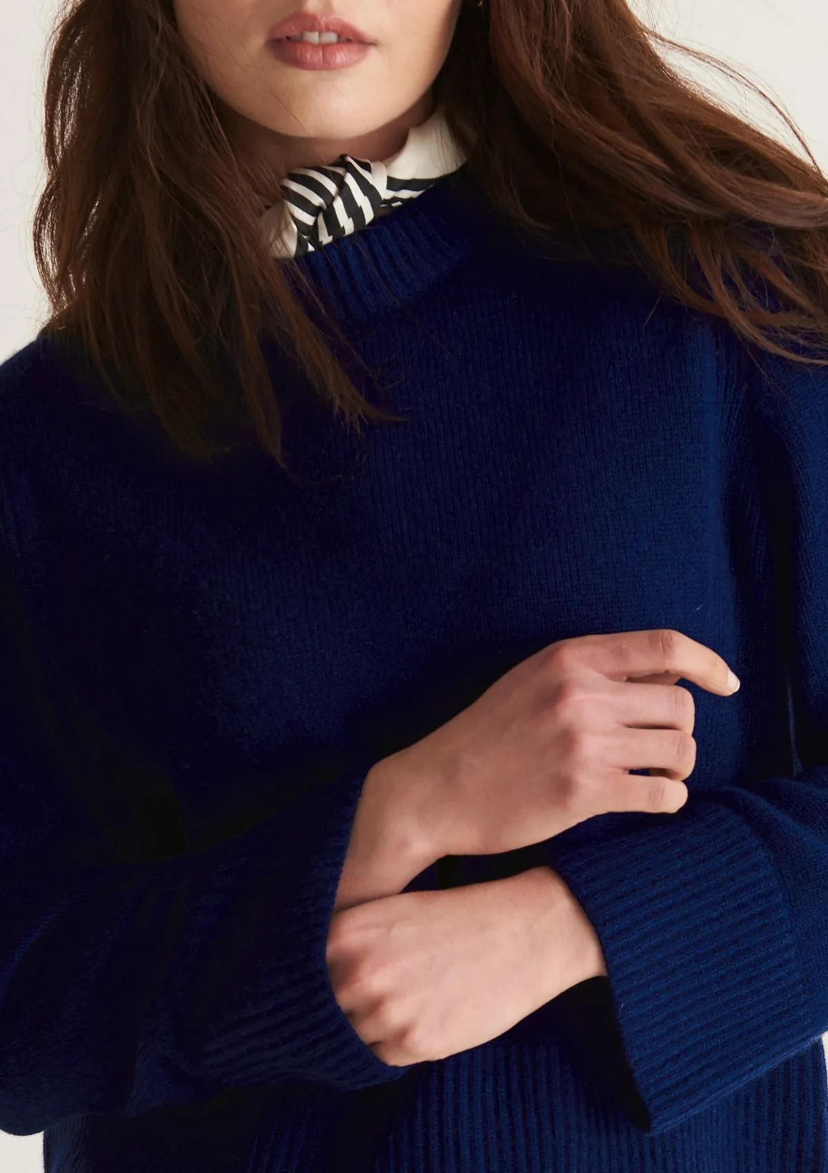 Cropped Cashmere Sweatshirt in Midnight Blue