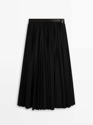 Pleated skirt with leather detail